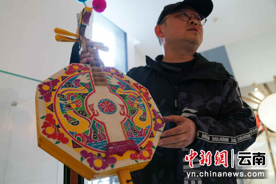 云南师范大学音乐舞蹈学院教授杨琛介绍来自云南楚雄的彝族四弦琴。
